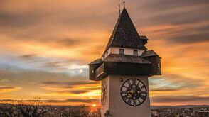 Zdaleka viditelná Hodinová věž v Grazu na Schlossbergu