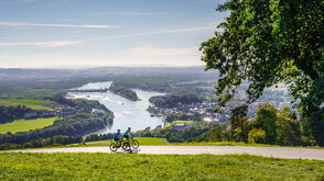 Mountainbiker unterwegs im Mühlviertel mit Blick auf die Donau