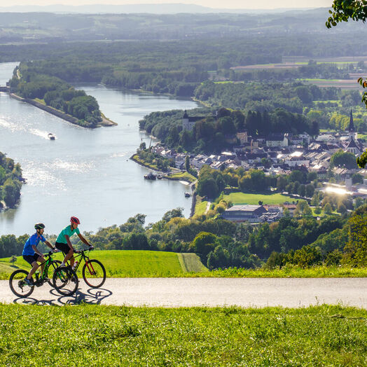Mountainbiker unterwegs im Mühlviertel mit Blick auf die Donau