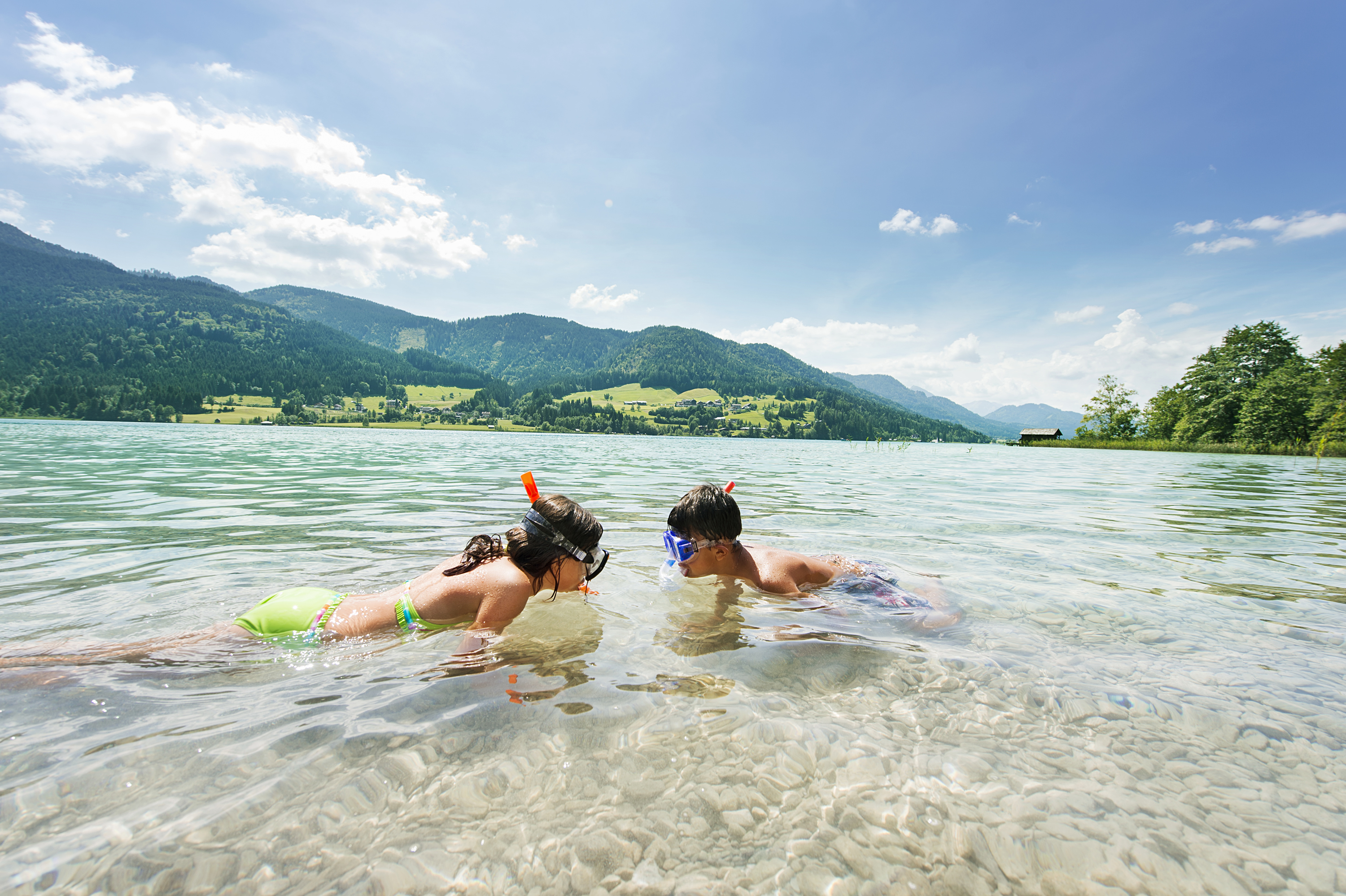 Туристы плыли по озеру. Боденское озеро пляжи. Озеро Шванзее. Отдыхающие на озере. Отдыхающие на Озерах.
