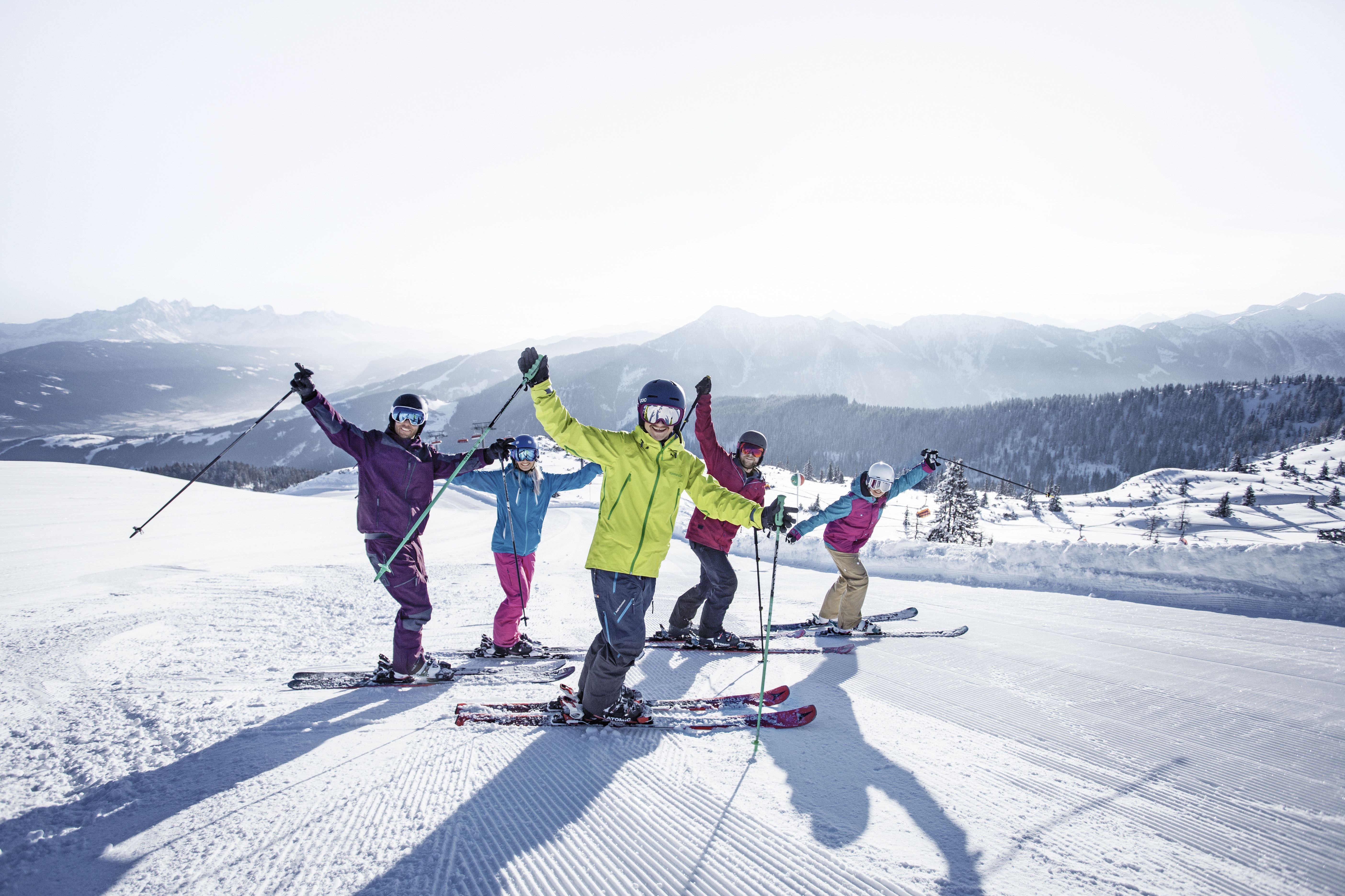 My friend skis. Горнолыжный спорт с друзьями. Skiing группа. Мальбун горнолыжный. Зальцбург лыжи.